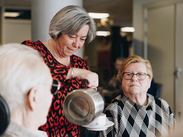 17 02 2023 Zorgpartner Slothoven Bewoners Medewerker Koffie Inschenken