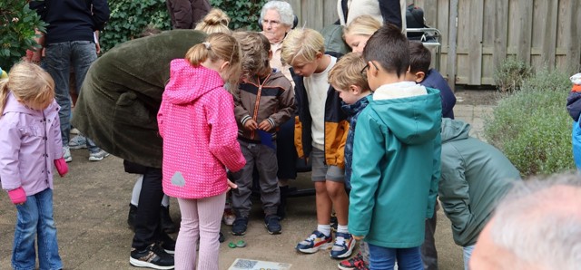Zwaaisteen Ronssehof Onthulling Kinderen Kijken