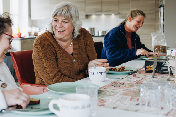 17 04 2023 Buurtpunt Karnemelksloot Medewerker Bewoner Eten Soep Lachen