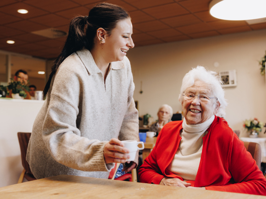Ronssehof Bewoner Client Jongere Stagiair Lachen Interactie Praten Koffie Tafel 2