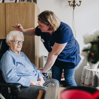 17 02 2023 Zorgpartner Slothoven Bewoner Kapper Haar Kammen Rolstoel