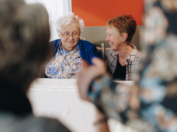 09 02 2023 Zorgpartners De Reehorst Bewoner Dochter Tafel